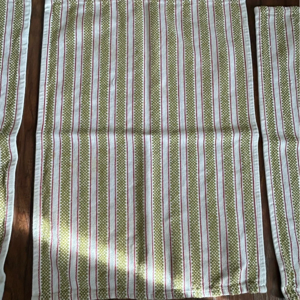 Set of 4 Hand Towels White Red Green Christmas Holiday Kitchen Bathroom Decor